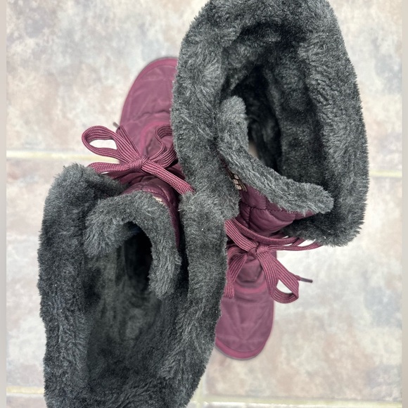 Columbia Women's Quilted Winter Boots - Picture 8 of 9